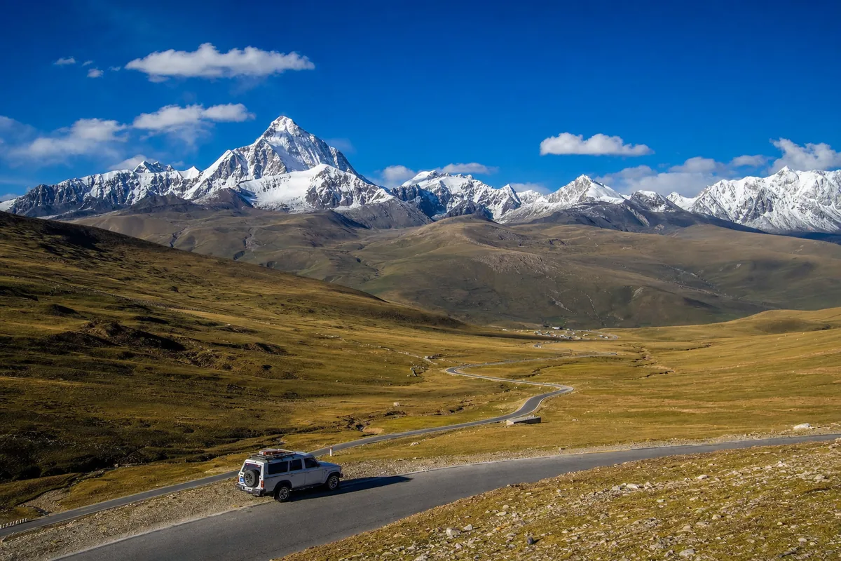 High-altitude Tibetan plateau landscape with snow peaks, illustrating altitude considerations